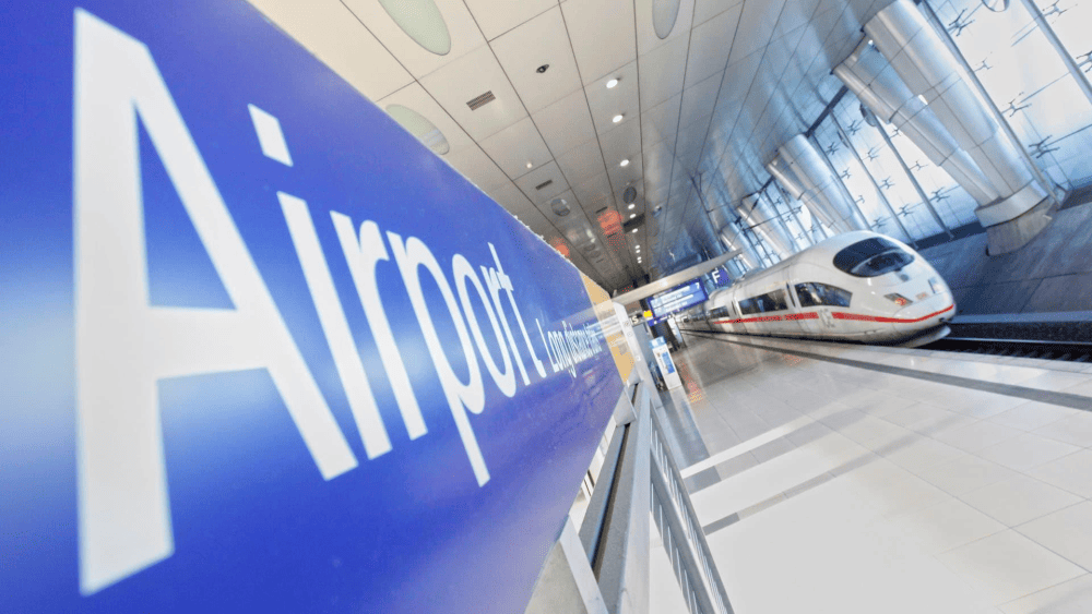 Du khách có thể di chuyển từ sân bay về trung tâm bằng tàu điện (S-Bahn)